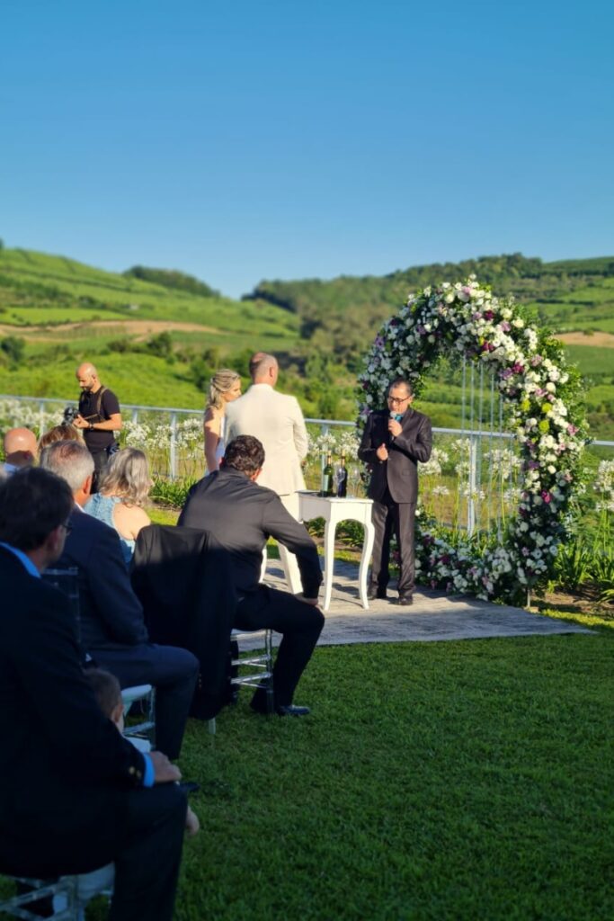 Celebrante de casamento em Bento Gonçalves realizando cerimônia ao ar livre.